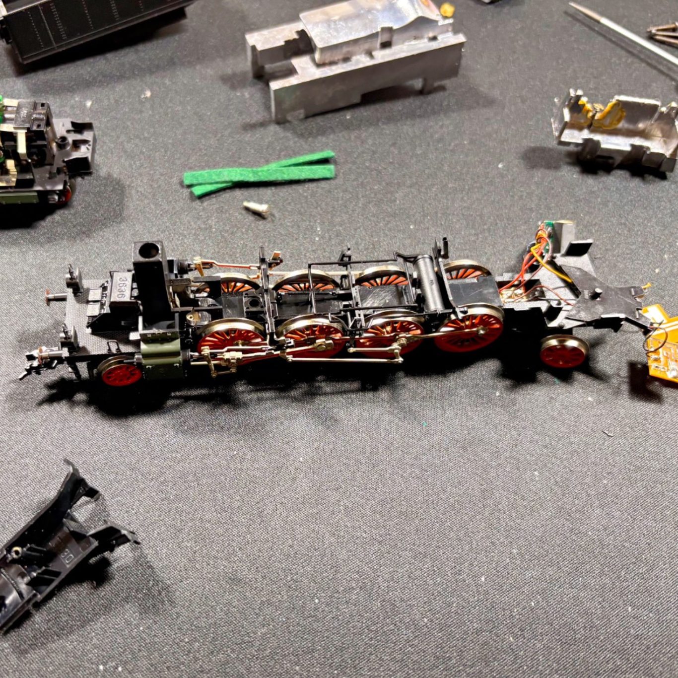 Dampflok in zerlegtem Zustand.