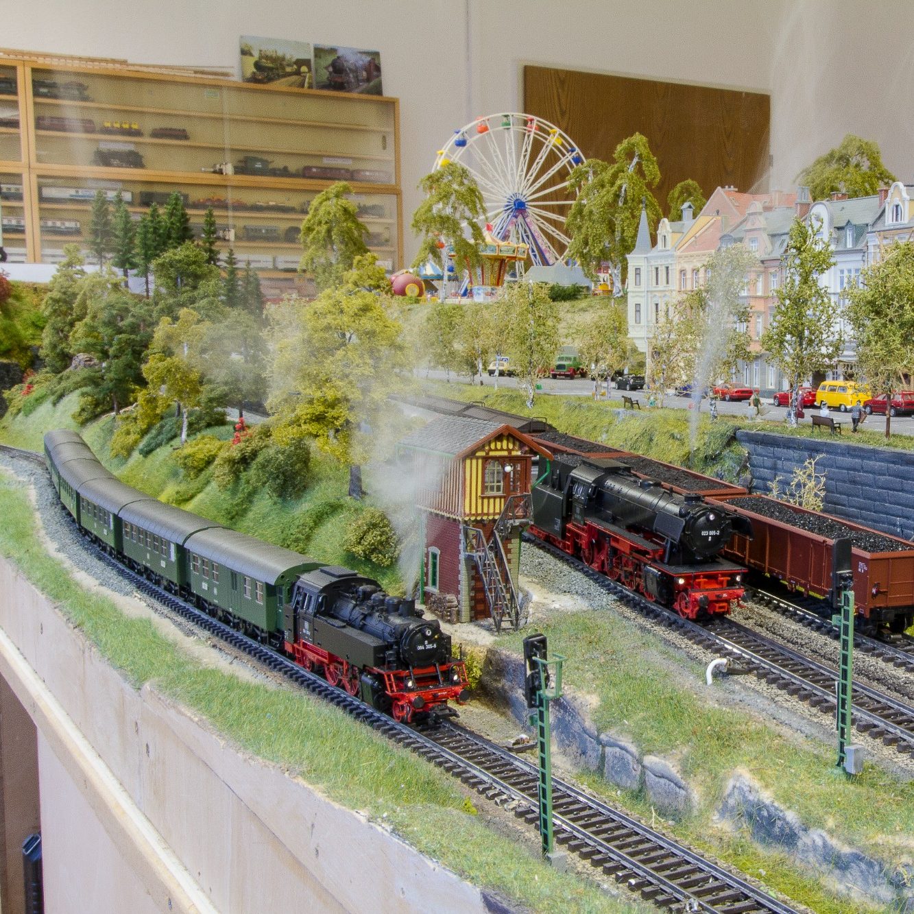 Modellbahn Lok Wartung Werkzeug und eine Lok mit abgenommenem Gehäuse auf einem Tisch angeordnet.