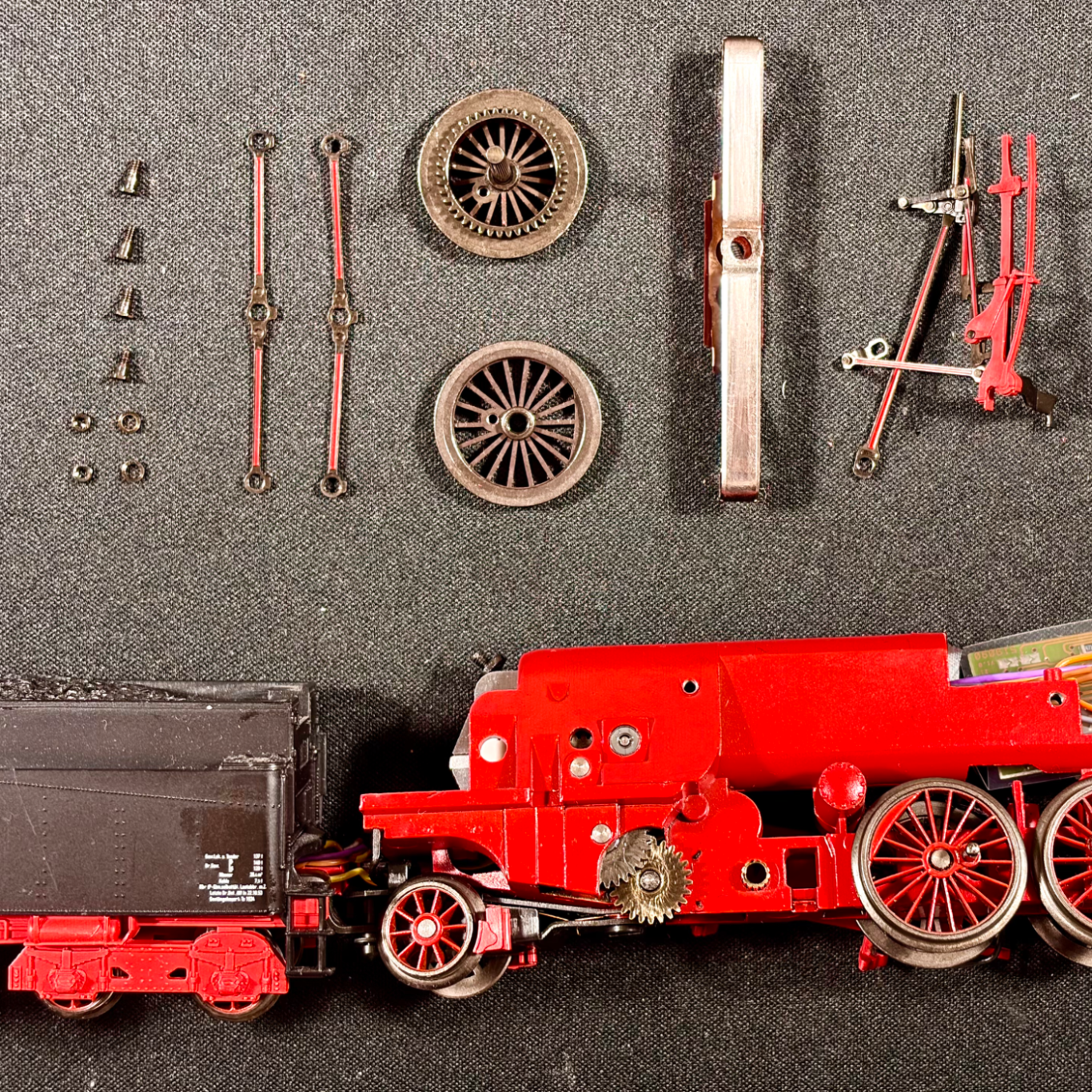Beispielbild für Reparatur Ein Märklin-Lok wird mit einem Schraubendreher von Hand zusammengebaut.